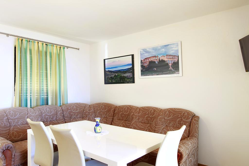 Apartments Stanic رافني الغرفة الصورة